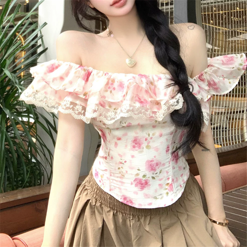Resort Shirt Floral - เสื้อครอปเปิดไหล่ลายดอกไม้สีชมพู แต่งระบายลูกไม้ ปักลายดอกไม้ ทรงเข้ารูป สไตล์ฝรั่งเศส สำหรับฤดูร้อน