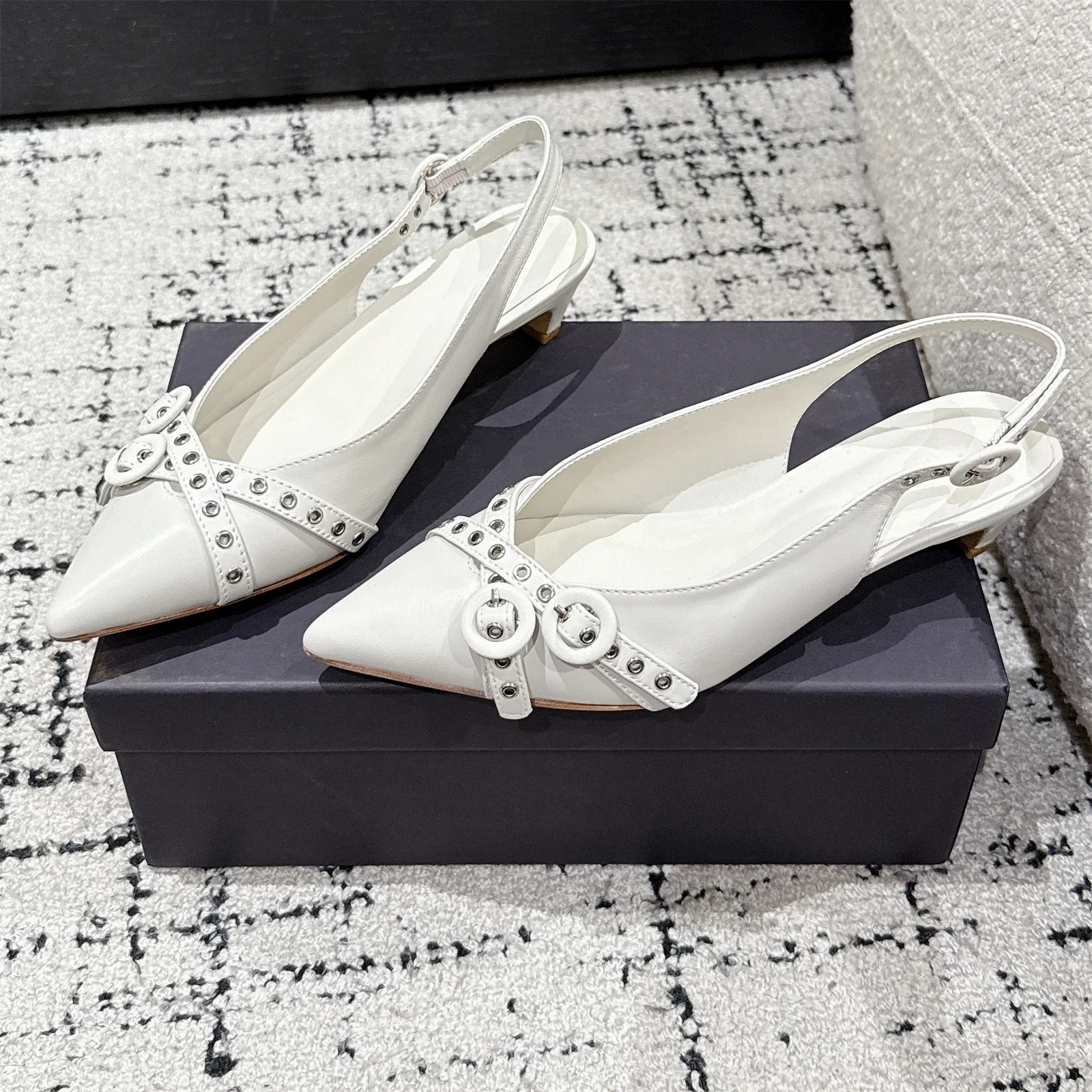 Casual Sandal Leather - รองเท้าส้นเตี้ยแบบสวมเปิดส้นหนังแท้ทรงหัวแหลมประดับโบว์ผีเสื้อสำหรับผู้หญิง รุ่นใหม่ล่าสุดประจำปี 2026